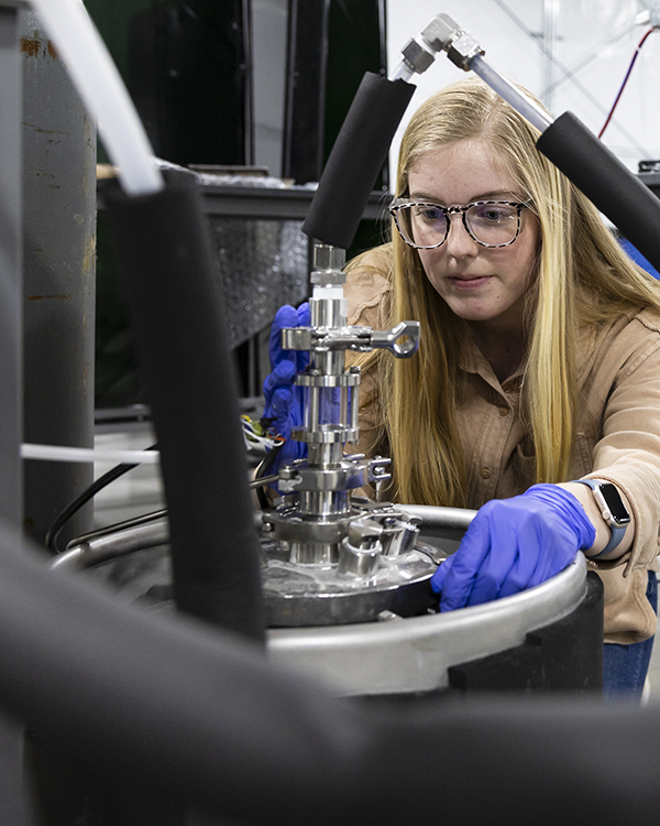 SkyNano’s Lucy Moore adjusts a separation system for creating multiwalled carbon nanotubes. Credit: Carlos Jones/ORNL, U.S. Dept. of Energy