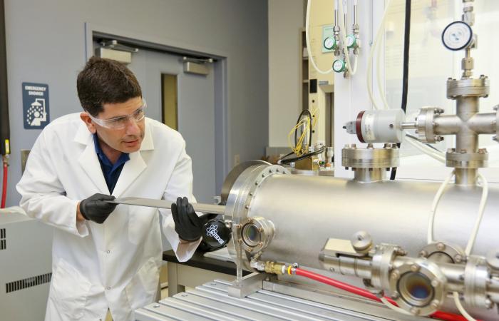 ORNL’s Tolga Aytug uses thermal processing and etching capabilities to produce a transparent superhydrophobic coating technology. The highly durable, thin coating technology was licensed by Carlex Glass America, aimed initially at advancing superhydrophob