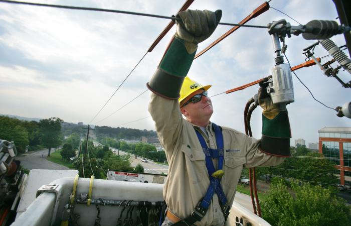 Maintaining the Chattanooga EPB electricity grid (courtesy: Chattanooga EPB).