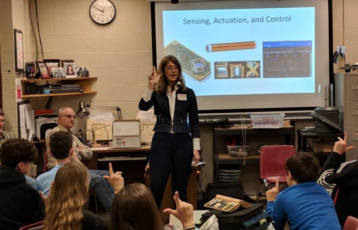 ORNL’s Melissa Allen discusses navigation with Robertsville Middle School students.