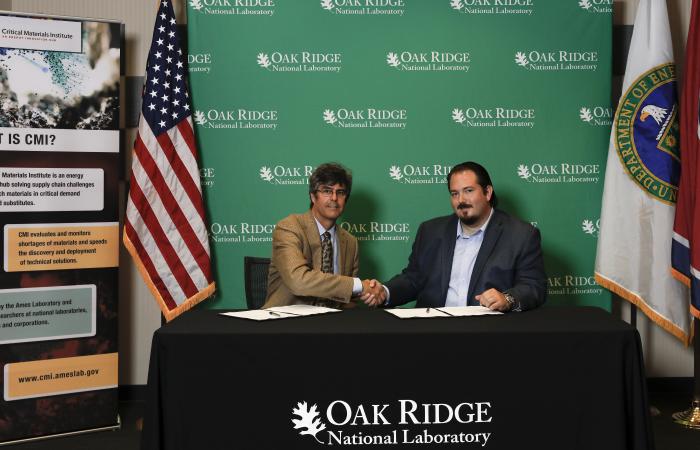 ORNL Director Thom Mason (left) and Thomas Roberts of Oddello Industries LLC sign a research and development agreement.