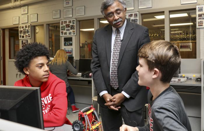 ORNL Director Thomas Zacharia visited with Robertsville Middle School’s STEM class. 