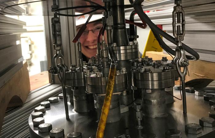 Indiana University physics undergraduate Maria del Valle Coello views the CENNS-10 detector installed in SNS’s Neutrino Alley. Credit: Rex Tayloe/Indiana University