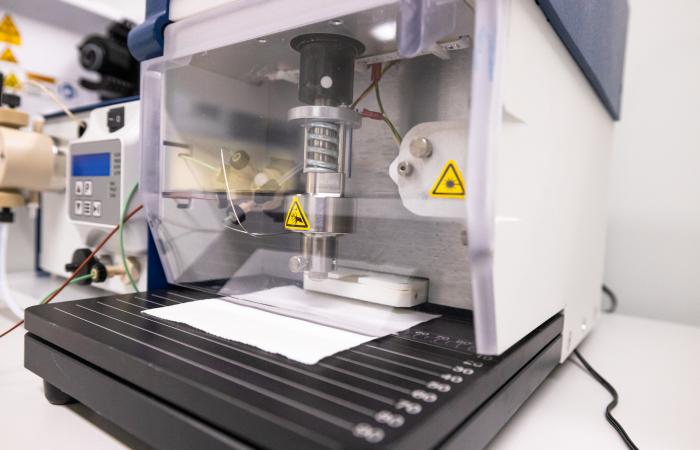 ORNL analytical chemists coupled a microextraction probe to a mass spectrometer for measurement of uranium isotope ratios from environmental swipes. Credit: Carlos Jones/ORNL, U.S. Dept. of Energy