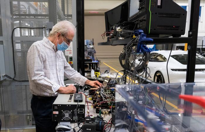 Extreme Fast-Charging Lab in ORNL’s Grid Research Integration and Deployment Center