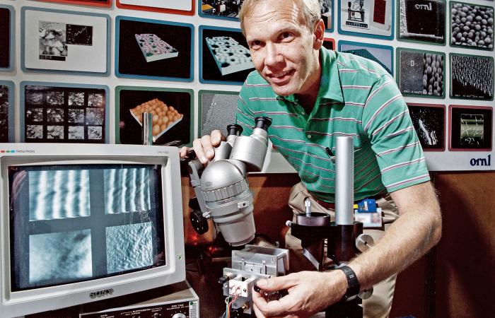 Bruce Warmack’s development of the photon scanning tunneling microscope won an R&D 100 Award in 1989. Credit: ORNL/U.S. Dept. of Energy
