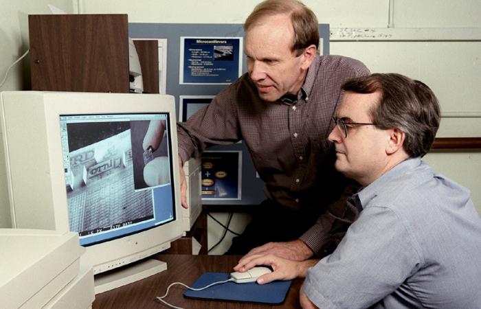 Bruce Warmack, left, worked with Chuck Britton on microcantilever sensor arrays at ORNL in 1998. Credit: Tom Cerniglio/ORNL, U.S. Dept. of Energy