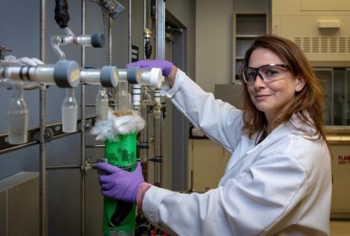 Michelle Kidder in chemistry lab