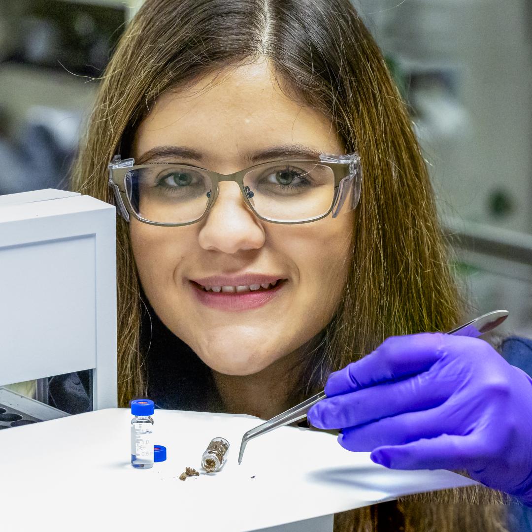Ilenne Del Valle is merging her expertise in synthetic biology and environmental science to develop new technologies to help scientists better understand and engineer ecosystems for climate resilience. Credit: Carlos Jones/ORNL, U.S. Dept of Energy