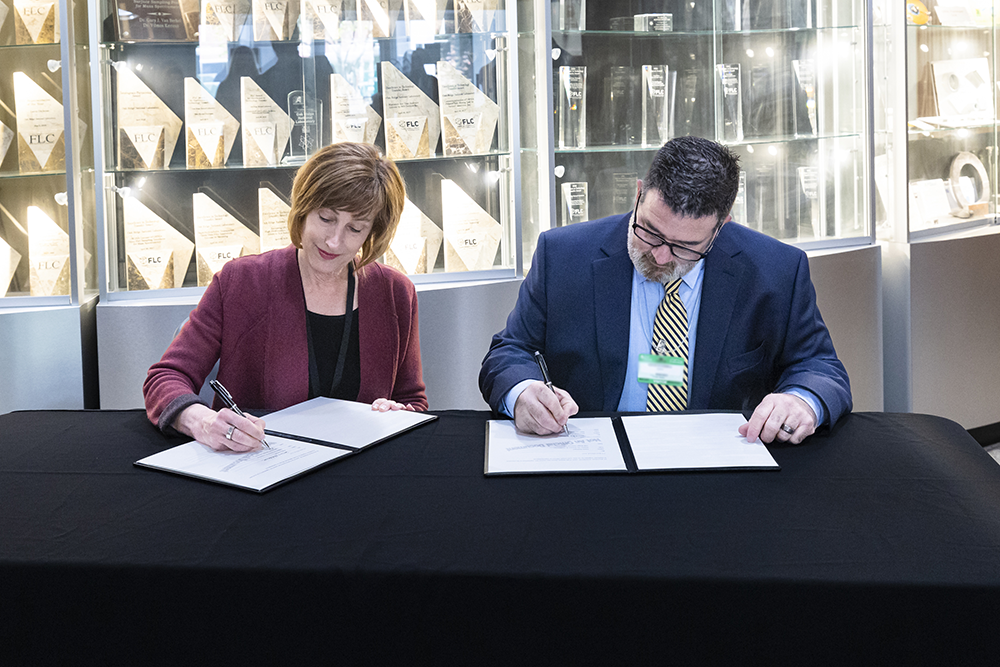 Susan Hubbard, ORNL deputy for science and technology, and Jason O’Connell, sales and business development manager for Teletrix, sign an agreement as part of an event to celebrate the partnership between ORNL and Teletrix. Credit: Carlos Jones/ORNL, U.S. Dept. of Energy