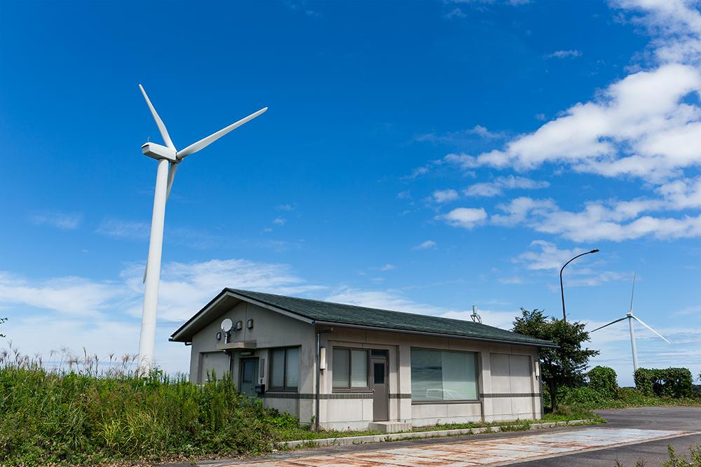 Small wind turbine and building