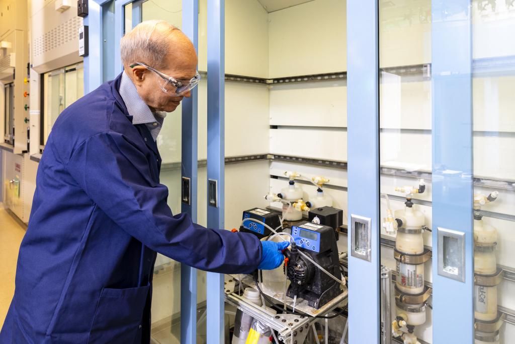 ORNL’s Ramesh Bhave sets up the automated control system that is used to adjust the pH of the feed solution in the membrane solvent extraction process for critical materials recycling. Carlos Jones/ORNL, U.S. Dept. of Energy 