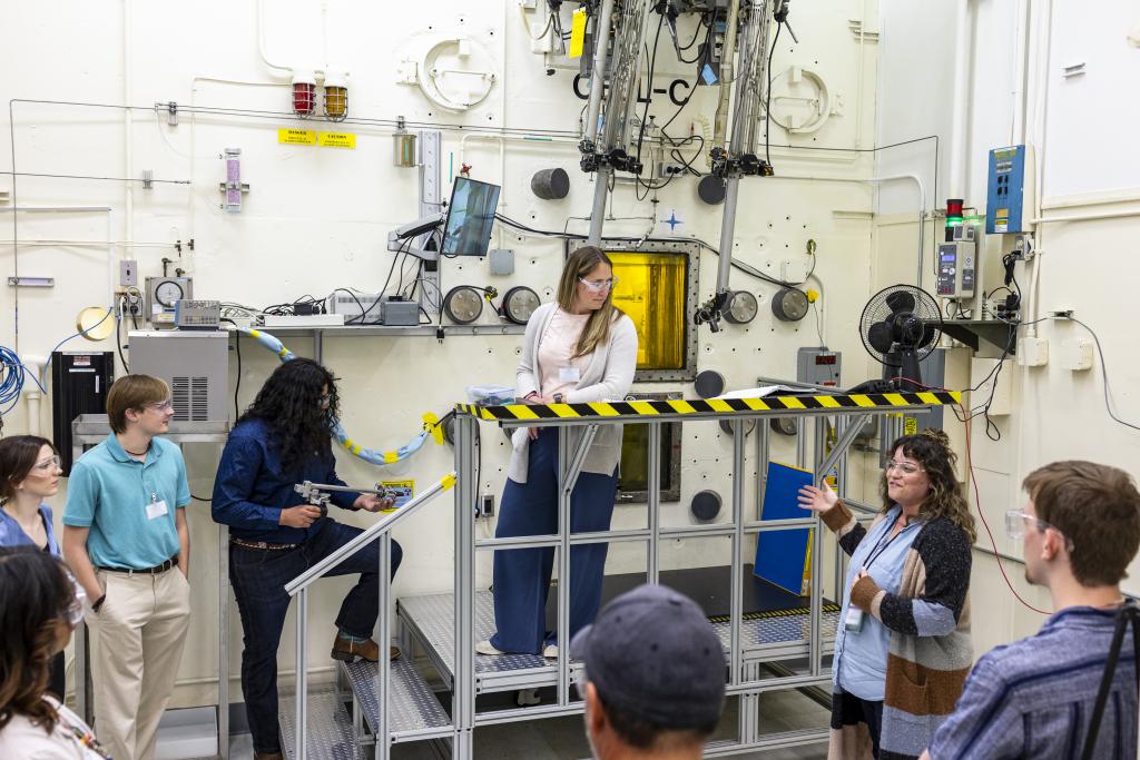 Allison Peacock, second from right, talks to Pellissippi State students, from left, Haley Massey, Jared Dowell and Siosi Huerta and their adviser, Leslie Adamczyk, center. Credit: Carlos Jones/ORNL, U.S. Dept. of Energy