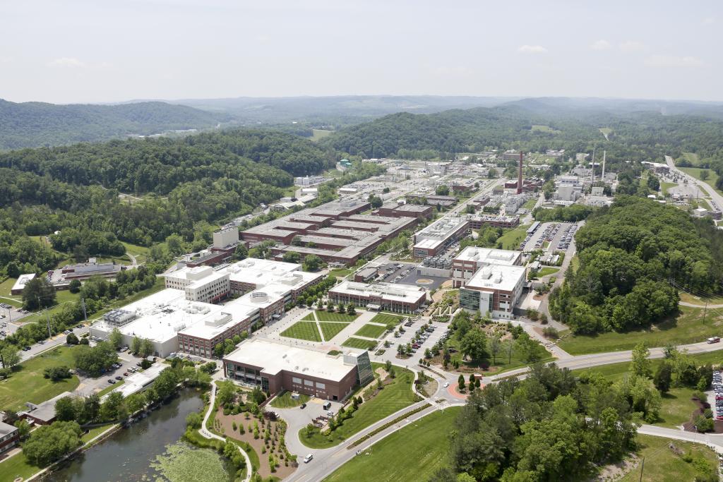 Ariel view of Oak Ridge National Lab with mountains in the background and buildings and a pond in the foreground