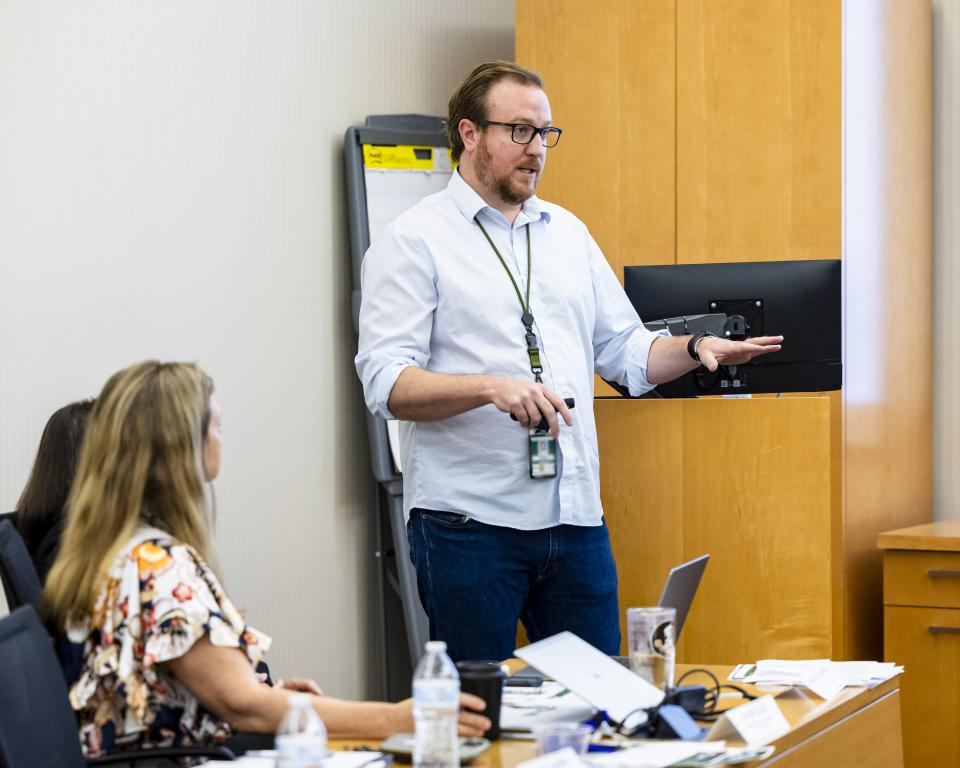 Brian Sanders presents his technology during the final presentation event for ORNL’s Safari coaching program. 