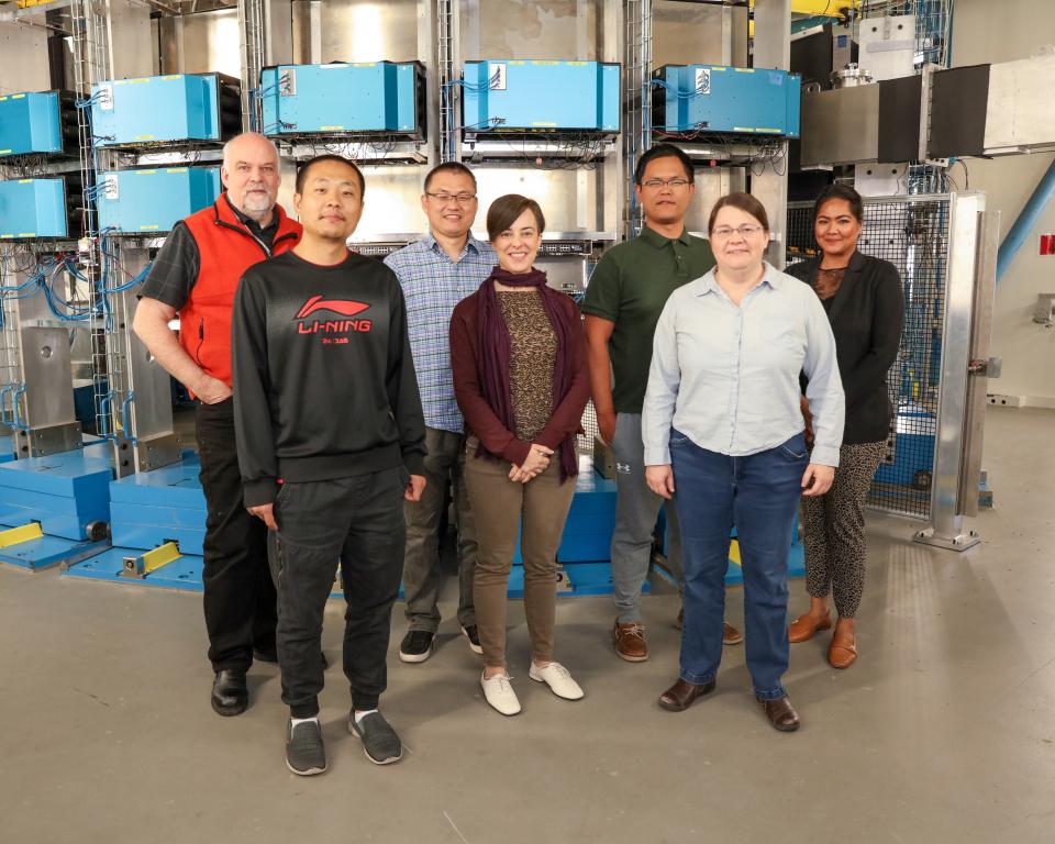 Alicia Manjón Sanz and team pose near SNS instrument POWGEN