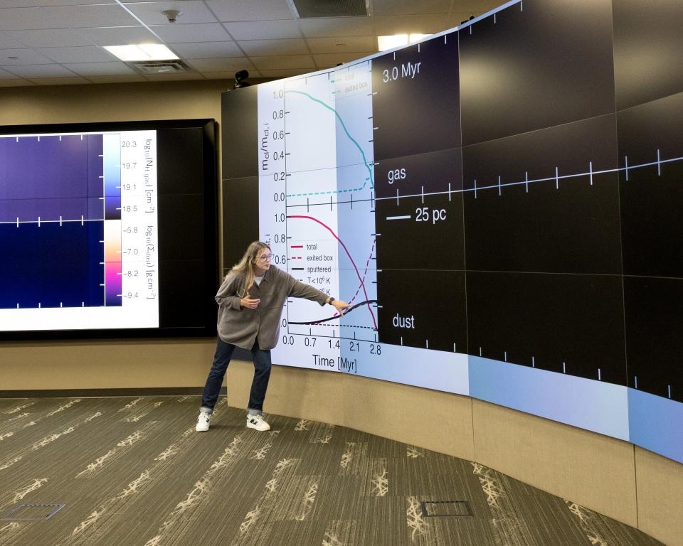 Helena Richie, a physics graduate student from the University of Pittsburgh, explains her research during a demonstration in the EVEREST visualization laboratory at the OLCF User Meeting on Sept. 10, 2024. Credit: Carol Morgan/ORNL, U.S. Dept. of Energy