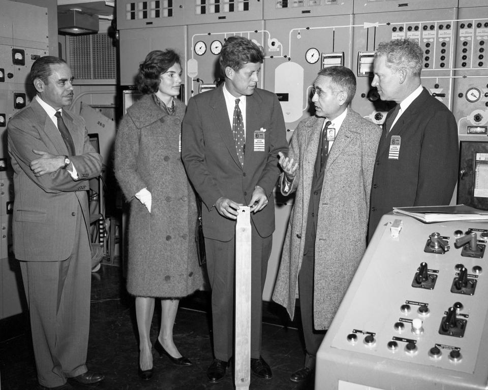 black and white photo of Alvin Weinberg and President Kennedy