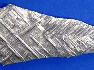 This is an example of the decorative pattern formed on a surface of an austenitic alloy single crystal. This is an example of the decorative pattern formed on a surface of an austenitic alloy single crystal.