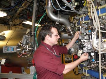 ORNL’s Drew Elliott served as a major collaborator in upgrading the Princeton Plasma Physics Laboratory’s Lithium Tokamak Experiment-Beta. Credit: Robert Kaita, Princeton Plasma Physics Laboratory