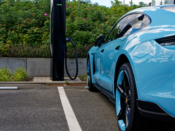 Consumers have a new resource for finding plug-in electric and fuel cell vehicle tax credits. Current owners and those considering an electric vehicle purchase can access a free tool developed by ORNL researchers for fueleconomy.gov. Credit: ORNL, U.S. Dept. of Energy
