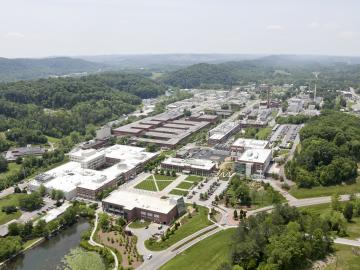Ariel view of Oak Ridge National Lab with mountains in the background and buildings and a pond in the foreground