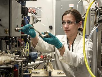 Melanie Debusk collects soot samples from a reactivity controlled compression ignition engine at Oak Ridge National Laboratory’s National Transportation Research Center. Melanie Debusk collects soot samples from a reactivity controlled compression ignition engine at Oak Ridge National Laboratory’s National Transportation Research Center.