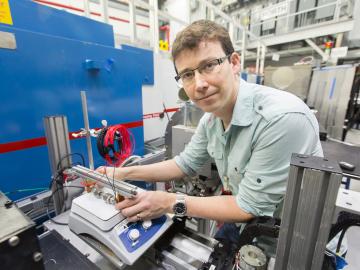 Researcher Rob Schmidt and his team are using neutrons at HFIR’s CG-1D imaging instrument to study the development of dendrites with hope of improving the design of next-generation lithium ion batteries. Dendrites are thin microscopic fibers that can carr Researcher Rob Schmidt and his team are using neutrons at HFIR’s CG-1D imaging instrument to study the development of dendrites with hope of improving the design of next-generation lithium ion batteries. Dendrites are thin microscopic fibers that can carr