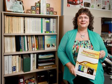 Oak Ridge National Laboratory’s Stacy Davis has a trove of transportation facts and trends at her fingertips. Oak Ridge National Laboratory’s Stacy Davis has a trove of transportation facts and trends at her fingertips.