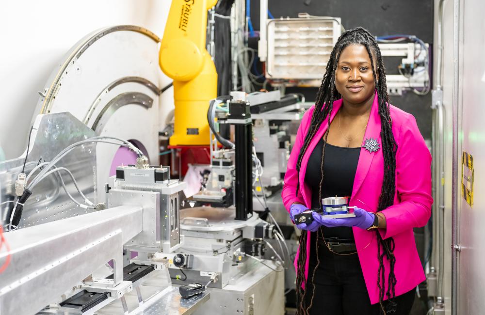 ORNL chemist and YO-STEM founder Candice Halbert focuses her professional time operating the Liquids Reflectometer at ORNL’s Spallation Neutron Source. Credit: Carlos Jones/ORNL, U.S. Dept. of Energy