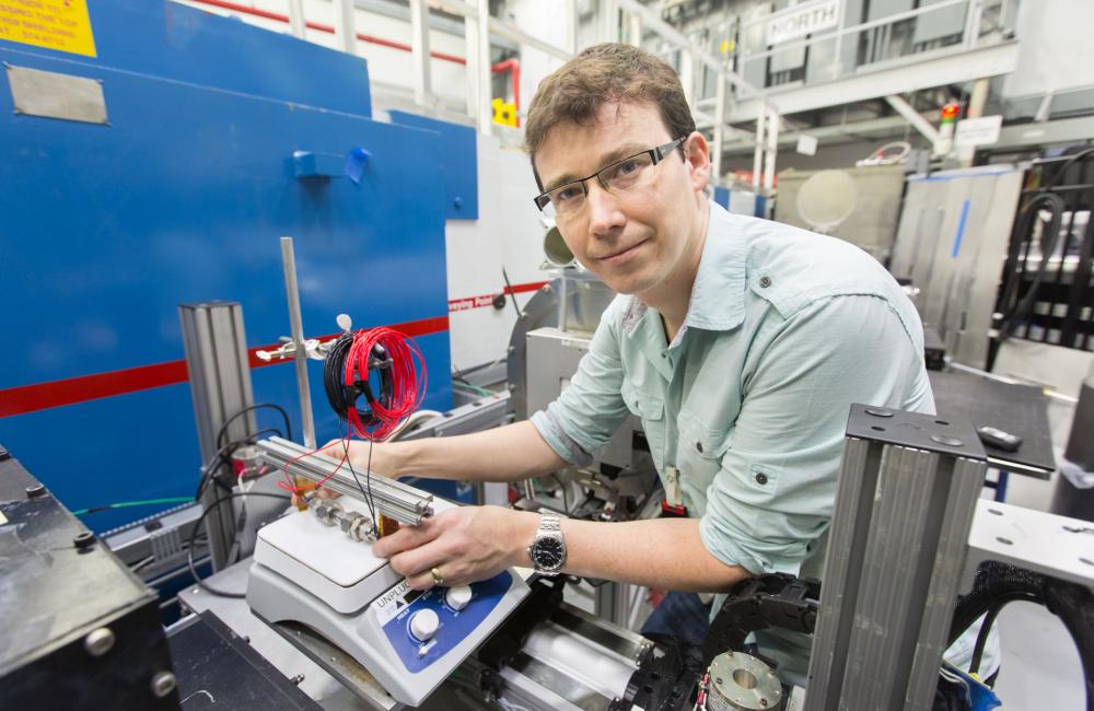 Researcher Rob Schmidt and his team are using neutrons at HFIR’s CG-1D imaging instrument to study the development of dendrites with hope of improving the design of next-generation lithium ion batteries. Dendrites are thin microscopic fibers that can carr