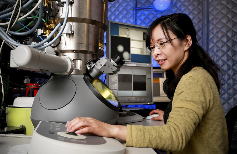Miaofeng Chi in her lab